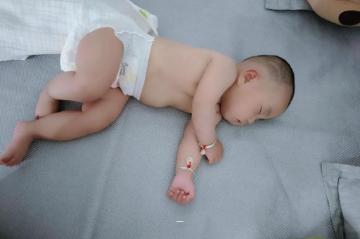 湘潭宝宝胳膊上起红疙瘩